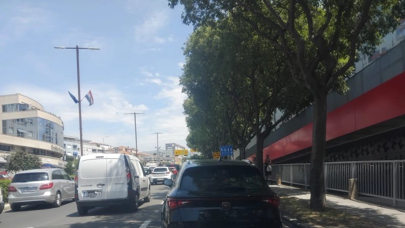 NE RADI SEMAFOR Krkljanac na križanju Velebitske i Poljičke u Splitu