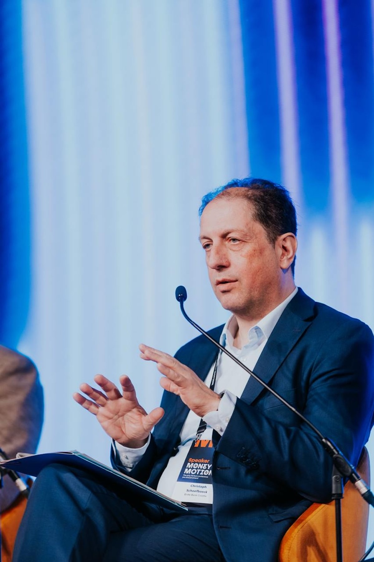 Odobrenje kredita putem mobitela, transfer novca unutar chata... Pitali smo stručnjake kako izgleda banka budućnosti