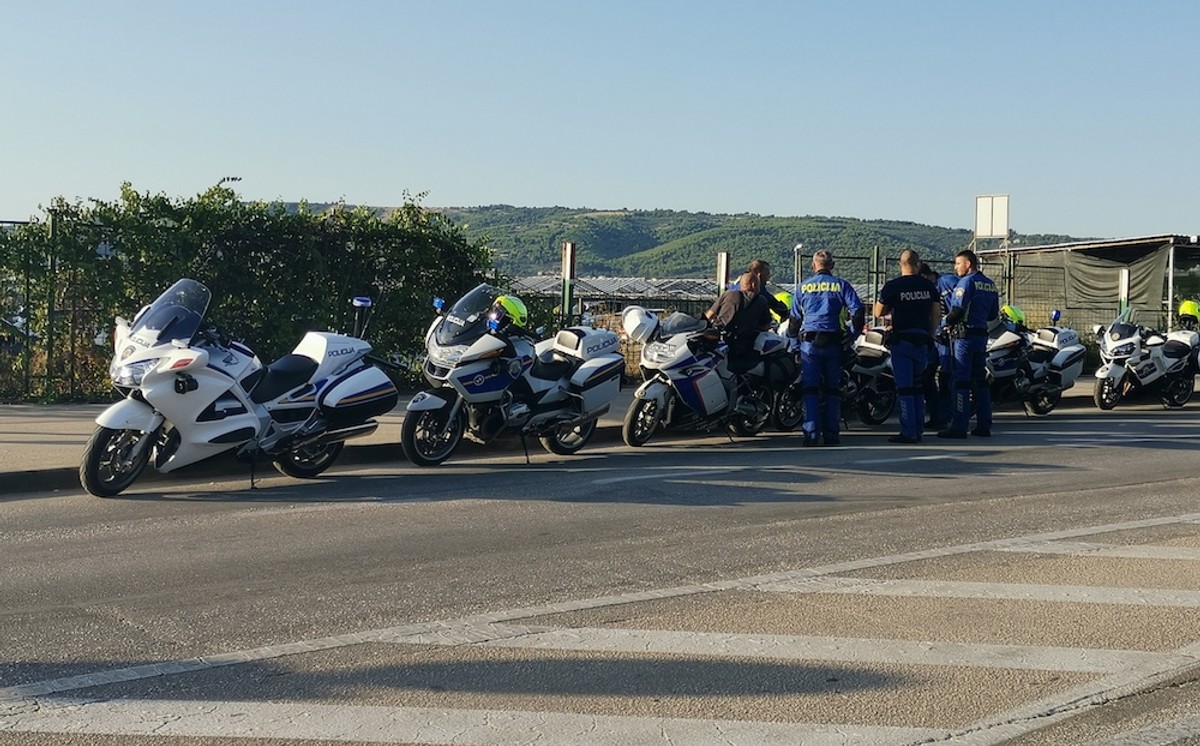 KAŠTELANSKI TAKSISTI VOZILI OD RESNIKA DO SPLITA 'Pustite Silvija Kneževića, nevin leži u zatvoru'