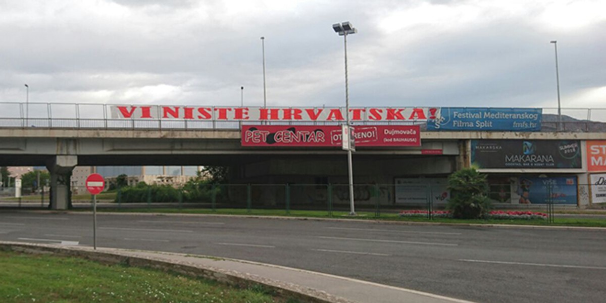 Na mostu na Brdima jutros osvanuo veliki transparent 'Vi niste Hrvatska'