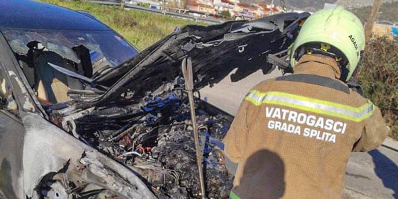 ZAPALIO SE AUTO U SPLITU Na teren je izašlo jedno vozilo sa 6 vatrogasaca