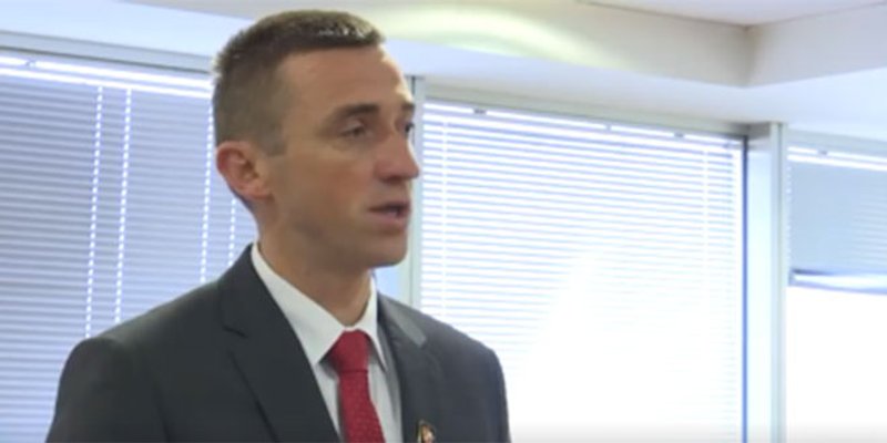 VIDEO: Pogledajte kako je gradonačelnik reagirao na upit da Grobari traže dozvolu za mural u Vukovaru