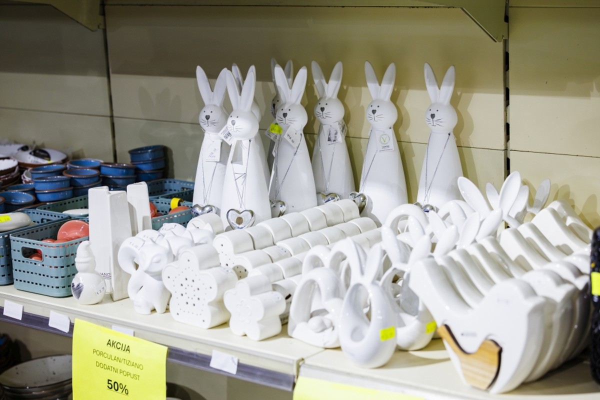 Božićna groznica trese Dalmaciju: U kaštelanskom outletu krenuo Black Friday! Božićni asortiman na 50% popusta, a na rasprodaji su stabla maslina i limuna