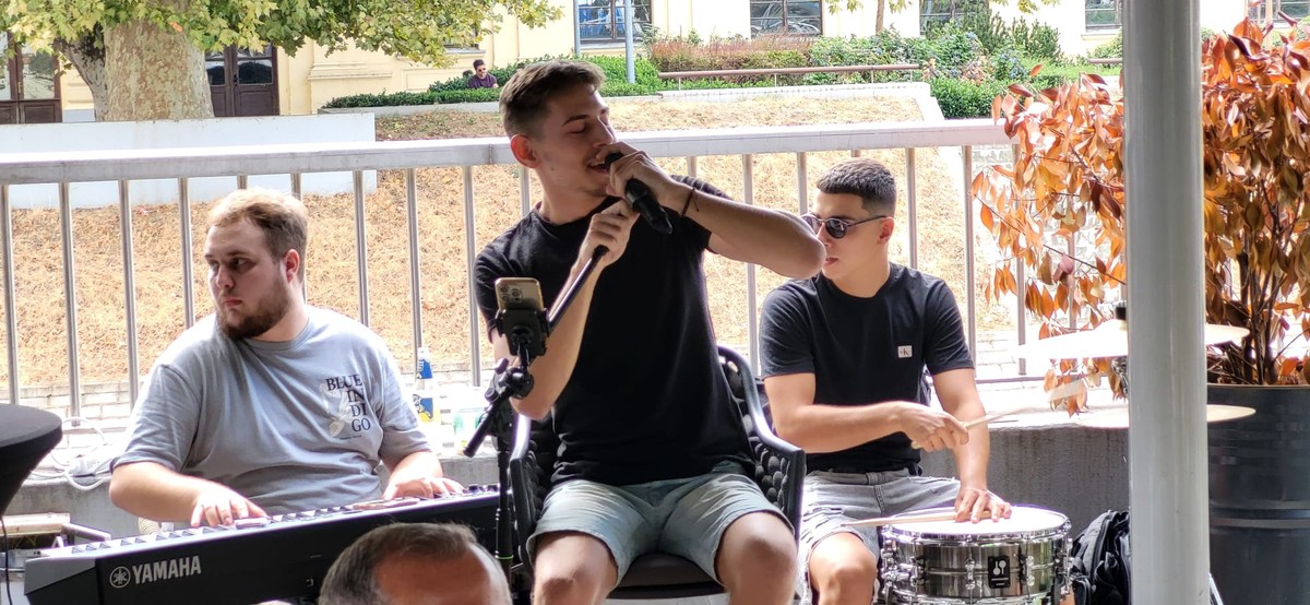 VIDEO Ne čuju se samo Thompsonove pjesme, poslušajte izvedbu Oliverova hita
