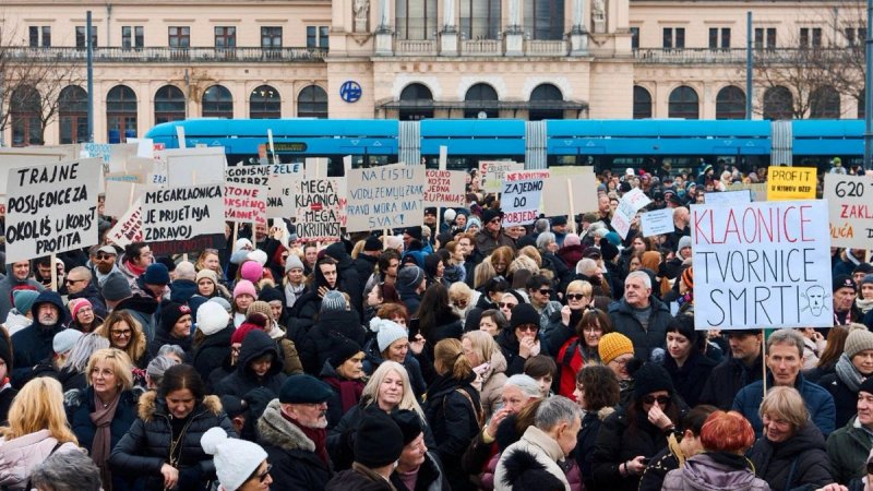 Pred Vladu stižu s 14 metara dugim transparentom, odjeveni u bijele kombinezone sa zaštitnim naočalama i maskama