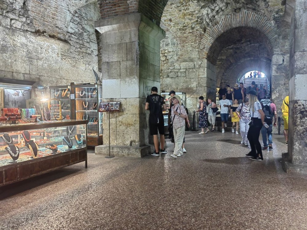 ŠOK U DIOKLECIJANOVIM PODRUMIMA 'Ovdje radim već 20 godina. Ovo je grozno, drsko, bezobrazno'