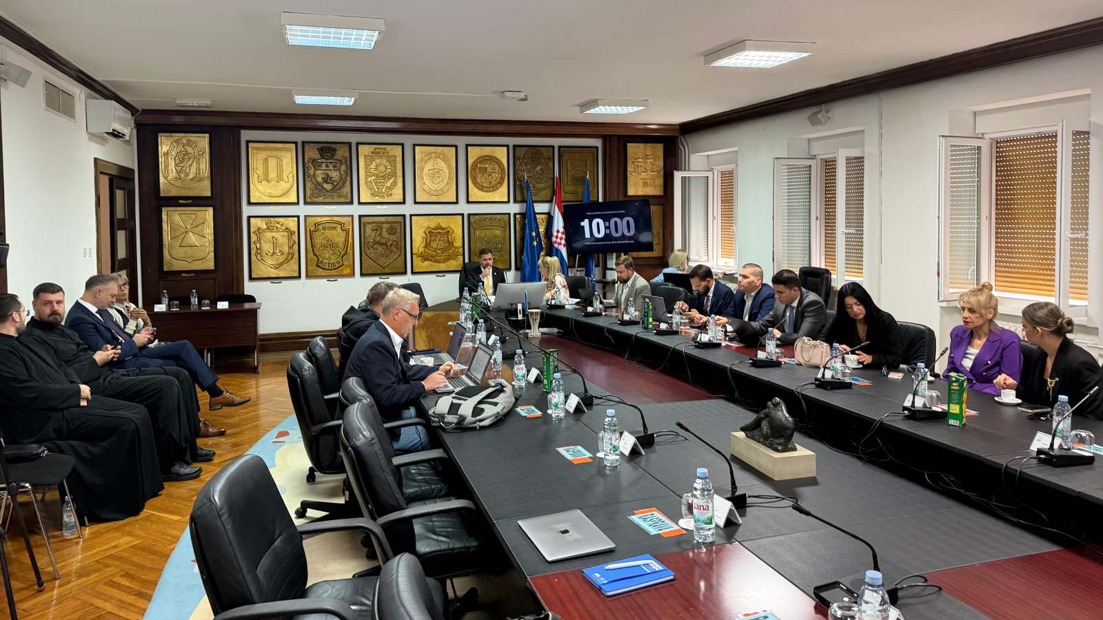 GRADSKO VIJEĆE UŽIVO Sjednicu prate pravoslavni svećenici, Ivošević na hodniku. Opet su planirali rušiti kvorum