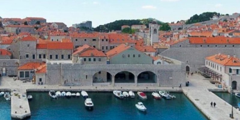 Velika ekološka akcija u Gradskoj luci Dubrovnik, privremena obustava uplovljavanja i isplovljavanja