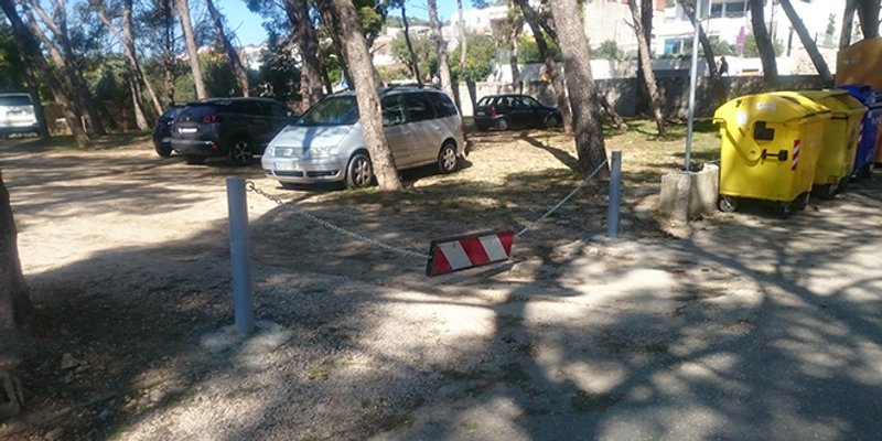 Nema više parkiranja u šumici pokraj Meštrovićeva Kašteleta