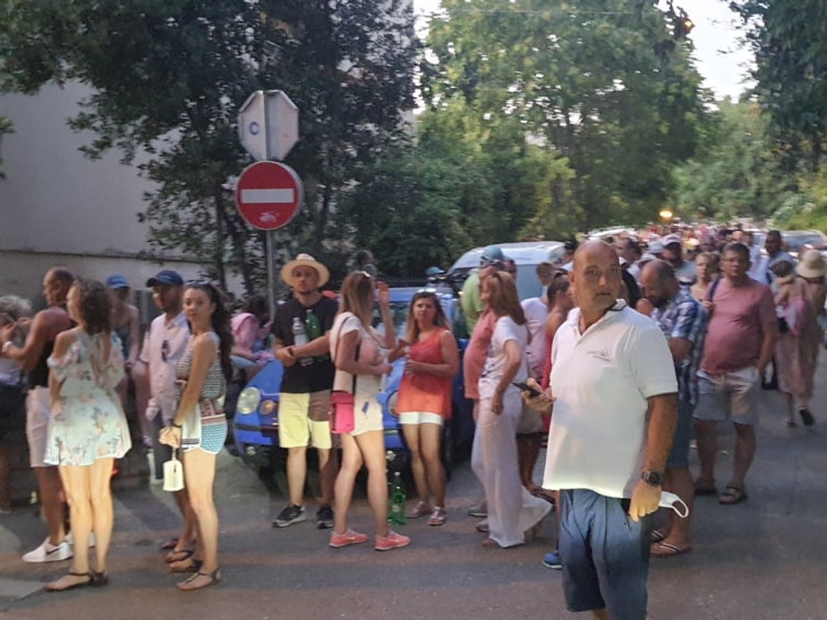 POLJACI BIRAJU Cijelog dana ne jenjava gužva na glasačkom mjestu u Istarskoj, konzulat zatvara kad zadnji birač zaokruži kandidata