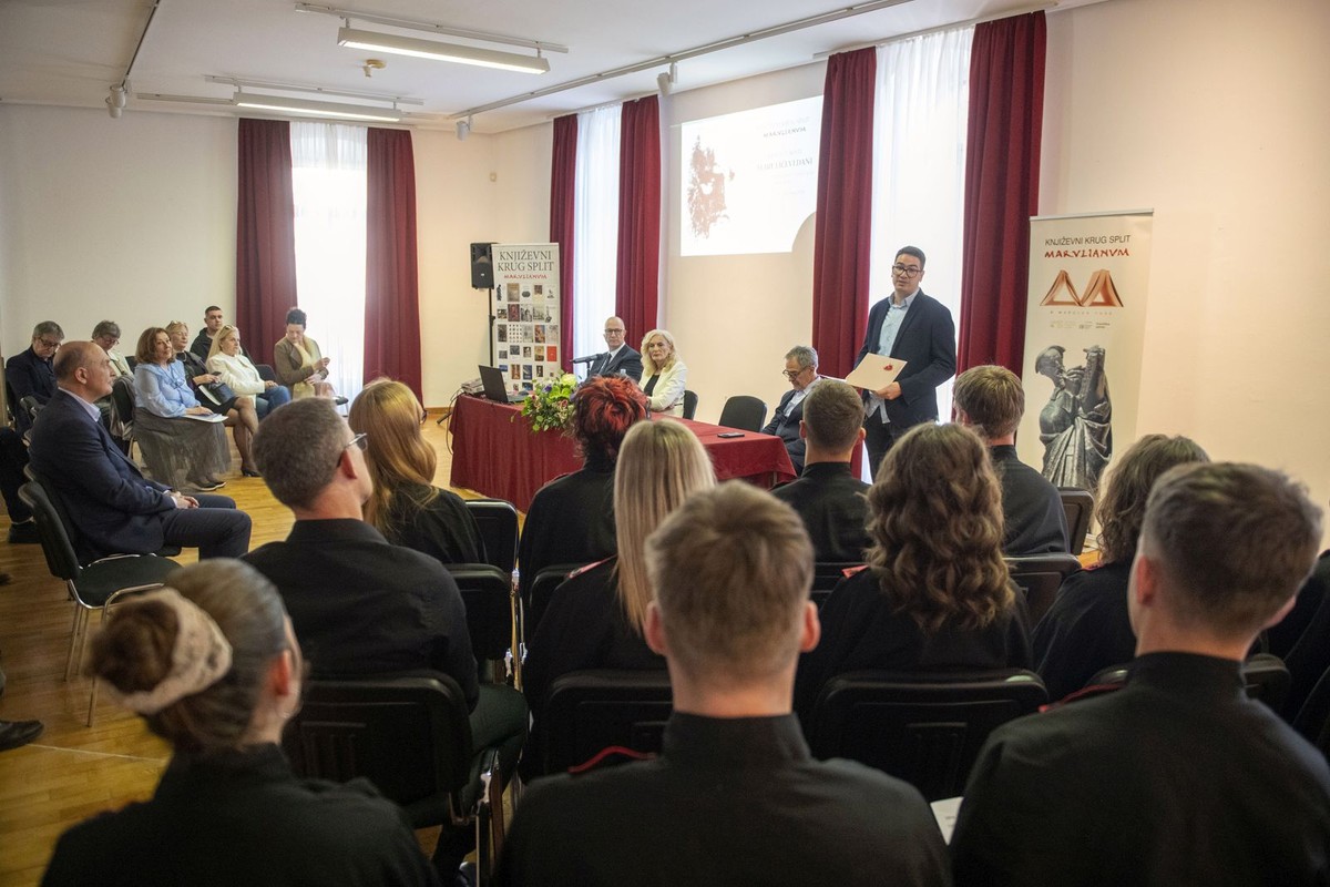 36. Marulićevi dani: Položeni vijenci na spomenik oca hrvatske književnosti