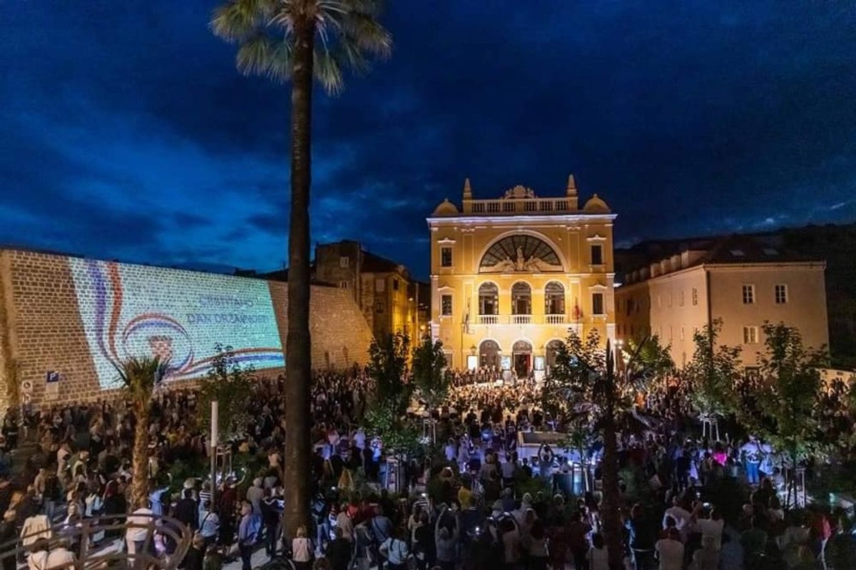 Andro Krstulović Opara na Facebooku