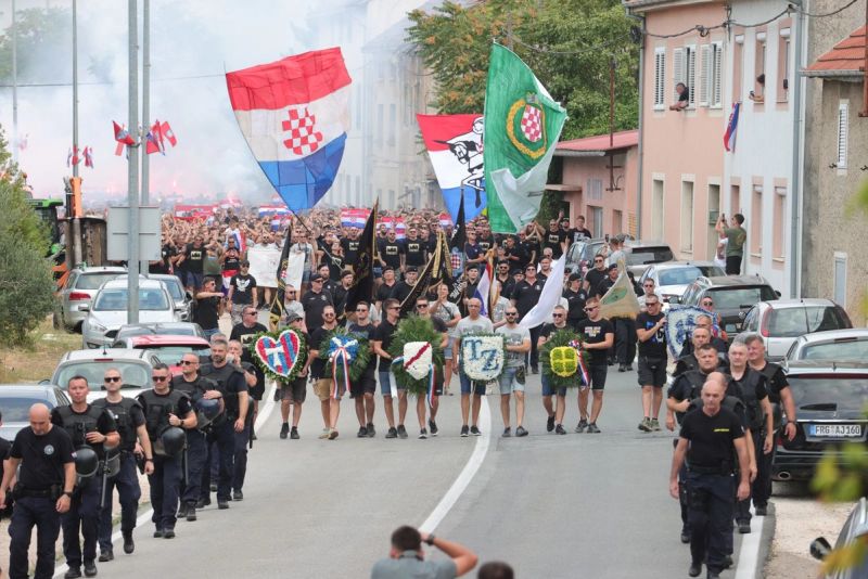 FOTOGALERIJA Tisuće sudionika u mimohodu Torcide i branitelja u Kninu