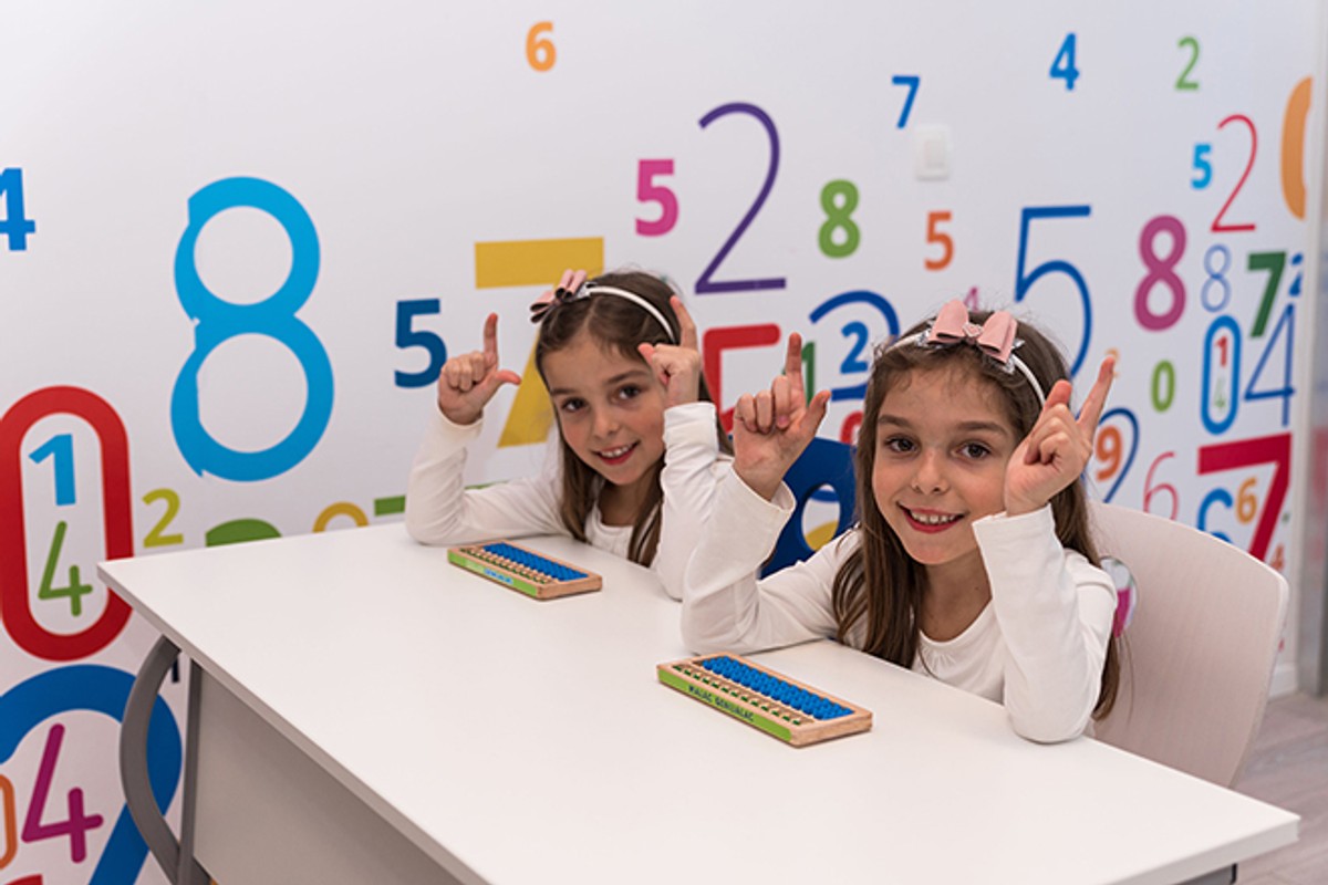 ŠKOLA MALAC GENIJALAC Naši polaznici nisu genijalci, već razigrana djeca poput vaših malaca!