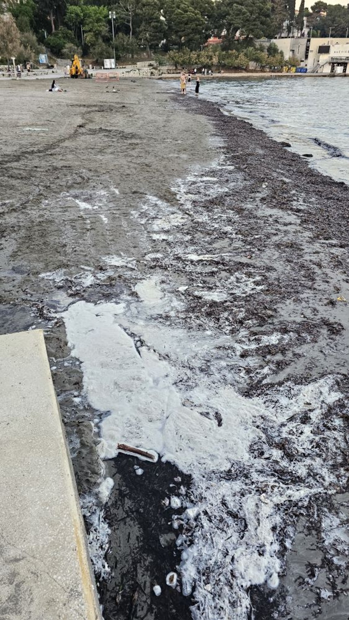 Onečišćenje na Bačvicama | foto: Joško Jaković