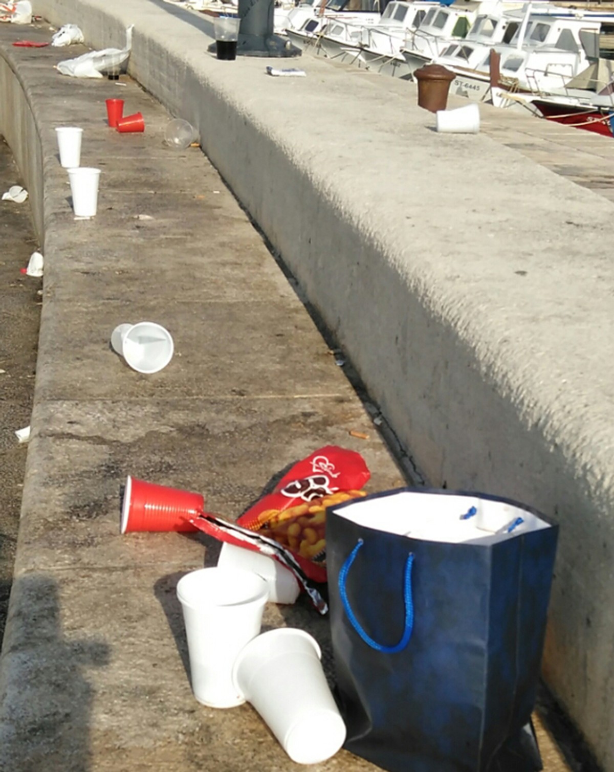 Pismo čitatelja: Kad već cilu noć piju i puše na Matejuški, neka i pokupe škovace iza sebe!