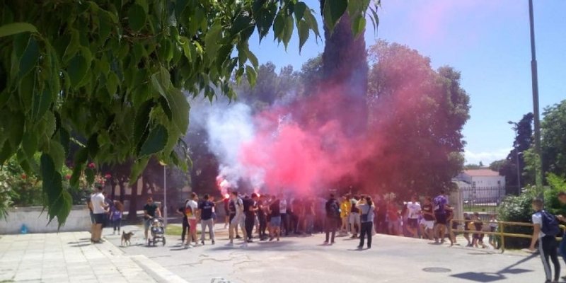 FOTO I VIDEO Splitski maturanti slave kraj škole, gore baklje u Teslinoj