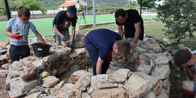 Pogledajte kako najmlađi Šoltani grade bunju u školskom dvorištu