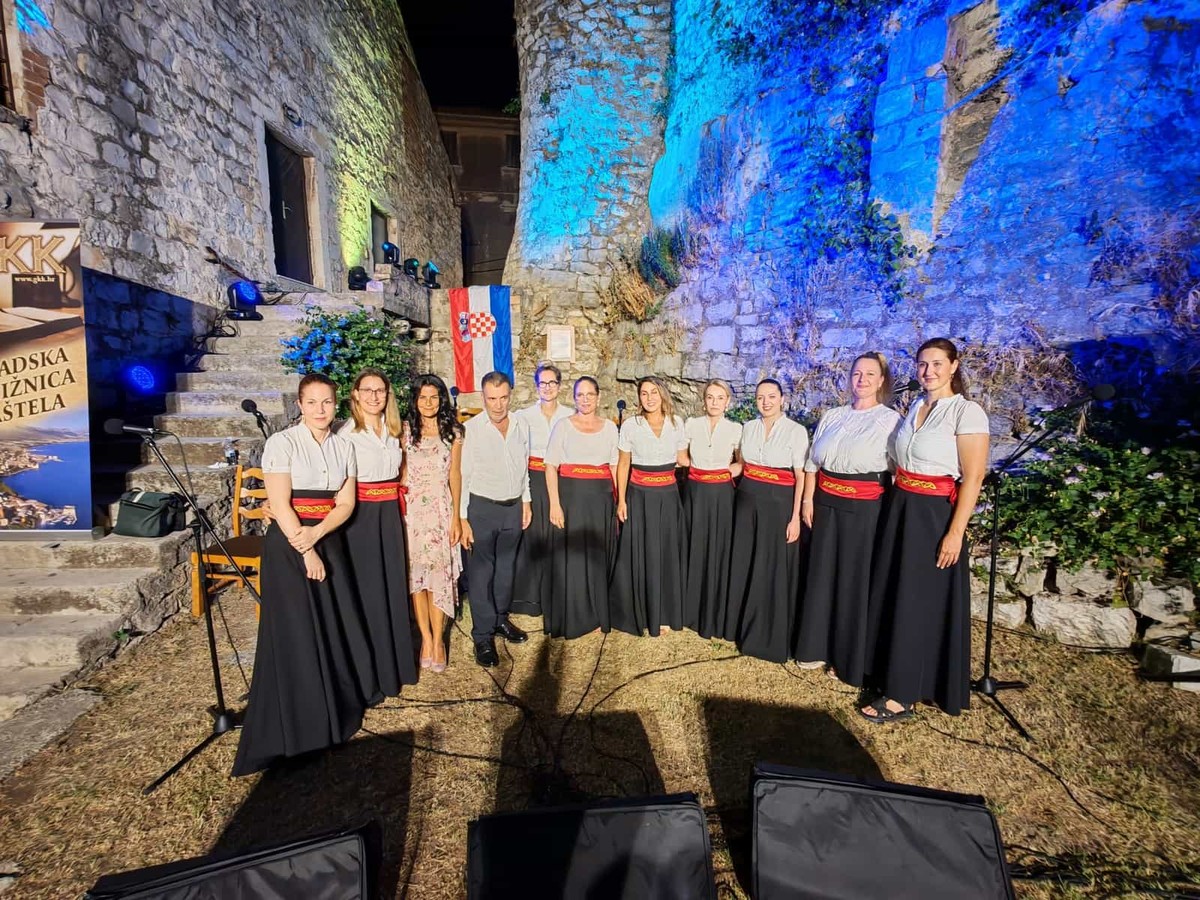 FOTO/VIDEO Stihovima u Kaštelima odana počast onima koji su ginuli za domovinu