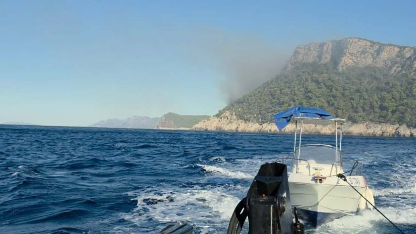Požar na otoku kod Dubrovnika još nije ugašen: U borbu s vatrom uključila se dva kanadera