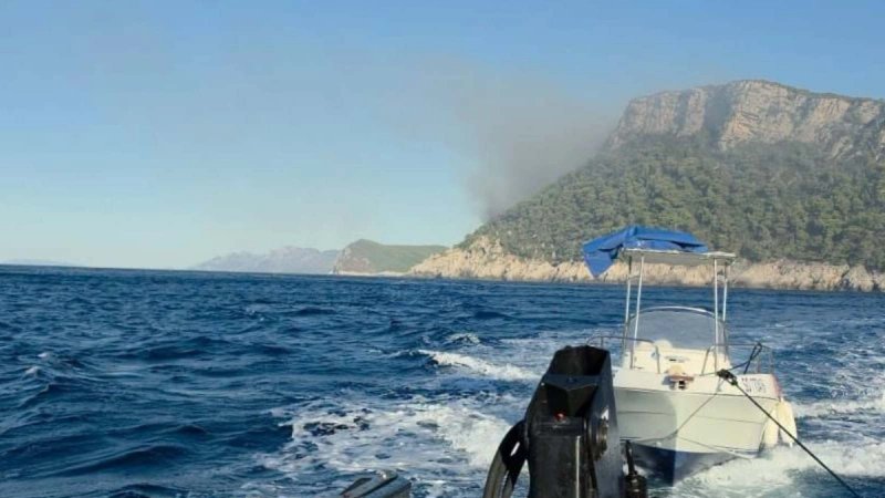Požar na otoku kod Dubrovnika još nije ugašen: U borbu s vatrom uključila se dva kanadera