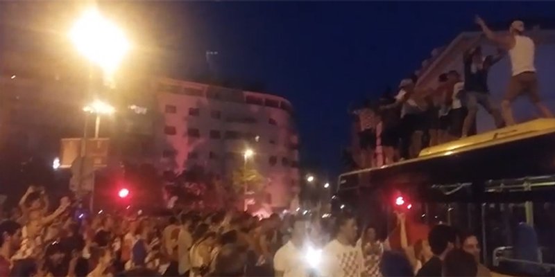 VIDEO: Pogledajte ekipu koja se popela na Prometov autobus, a potom i pjesmu na Rivi