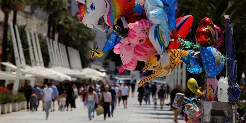 FOTOGALERIJA Splićani 'sramežljivo' šetaju Rivom