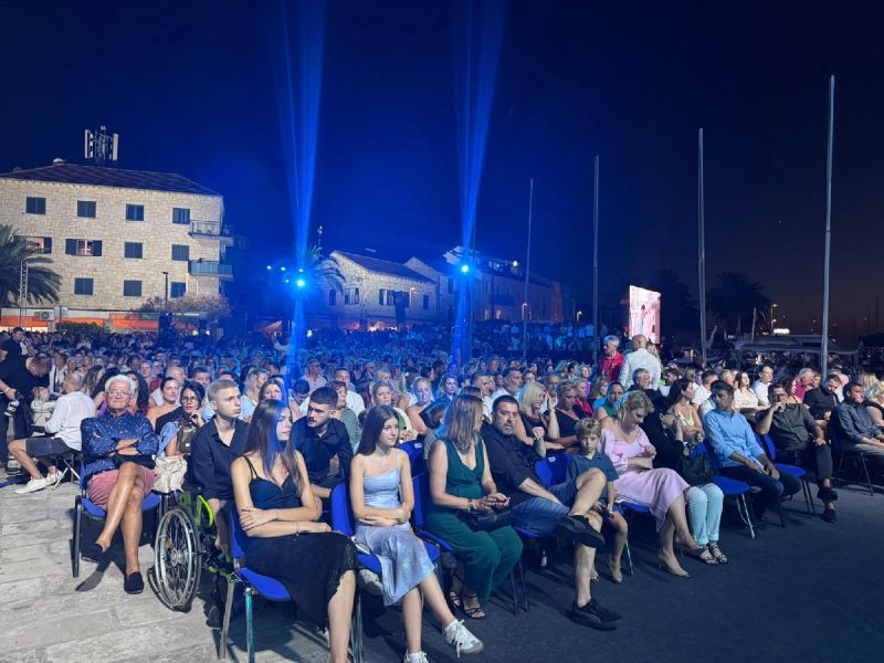 FOTO/VIDEO 'Trag u beskraju' napunio velolučku rivu