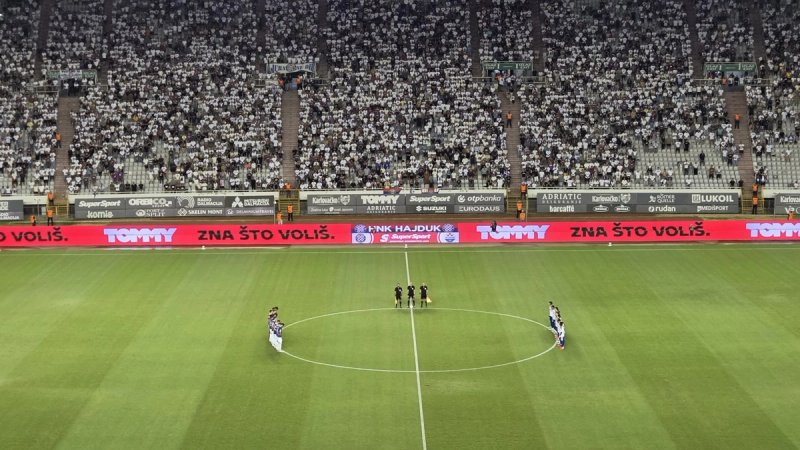 Na Poljudu održana minuta šutnje za Ivana Gudelja, Torcida skandirala: 'Hajdučko srce'