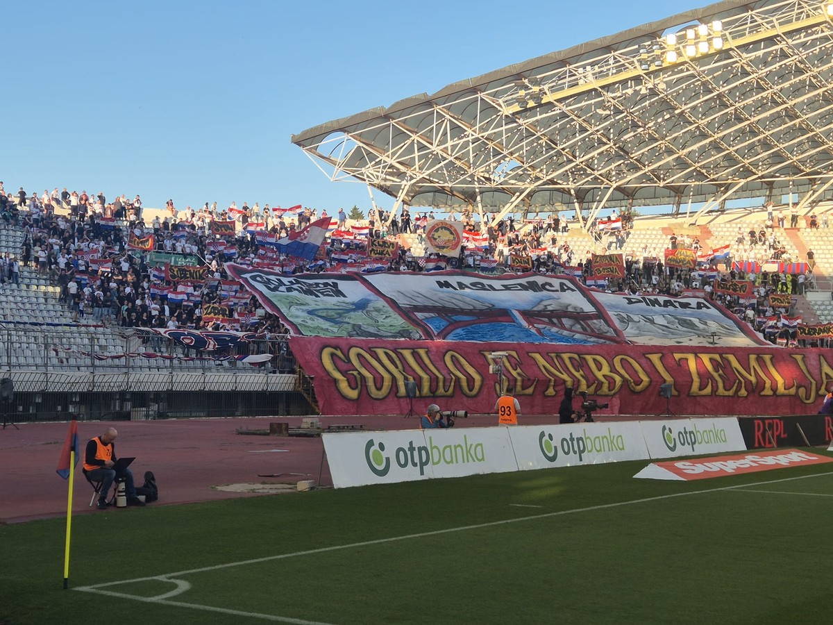 'GORILO JE NEBO I ZEMLJA' Torcida na početku utakmice razvila koreografiju