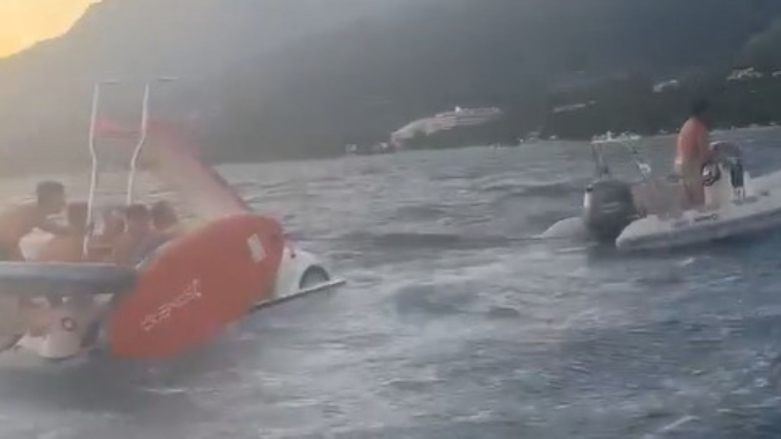 VIDEO Podivljalo more odnijelo djecu na SUP-u pa roditelje na pedalini koji su krenuli za njima, sve ih spasili ovi heroji