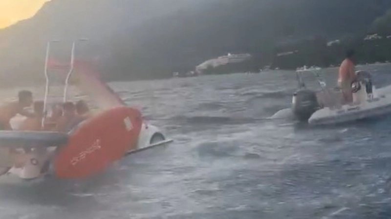 VIDEO Podivljalo more odnijelo djecu na SUP-u pa roditelje na pedalini koji su krenuli za njima, sve ih spasili ovi heroji