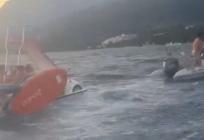 VIDEO Podivljalo more odnijelo djecu na SUP-u pa roditelje na pedalini koji su krenuli za njima, sve ih spasili ovi heroji