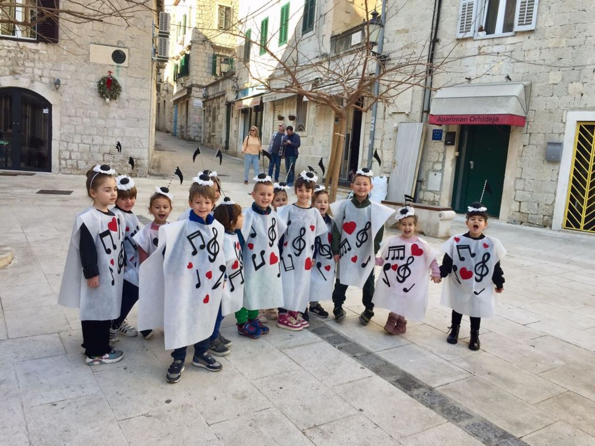 ČUVAJU TRADICIJU Najmlađi Splićani maskirani u note prošetali gradom