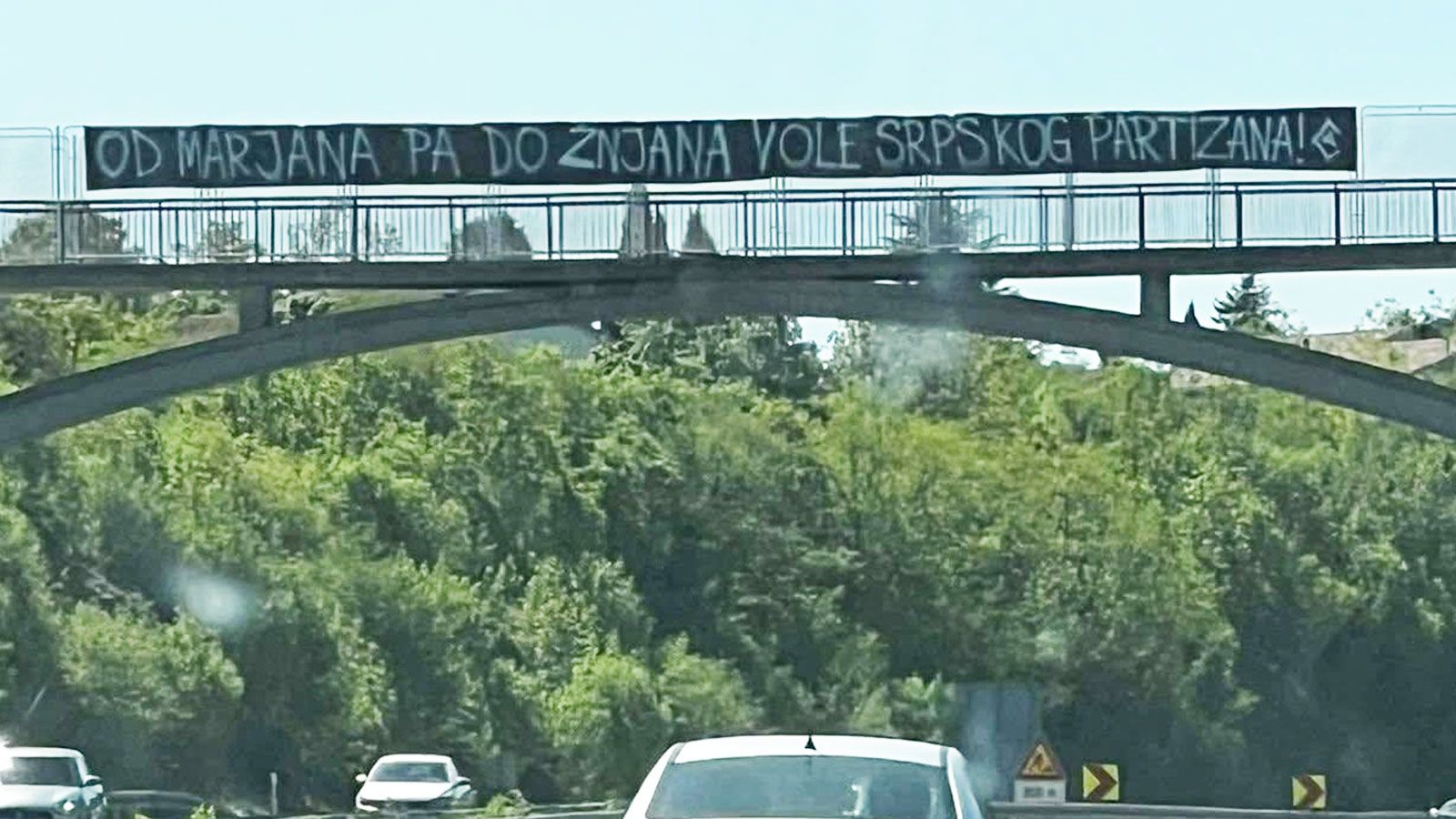 Riječani istaknuli poruku na ulazu u grad, uoči dvoboja s Hajdukom