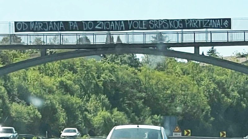 Riječani istaknuli poruku na ulazu u grad, uoči dvoboja s Hajdukom