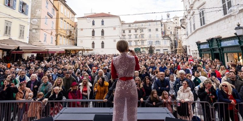 Badnjak na Pjaci u znaku zajedništva i topline: Danijela Martinović rasplesala i raznježila Split