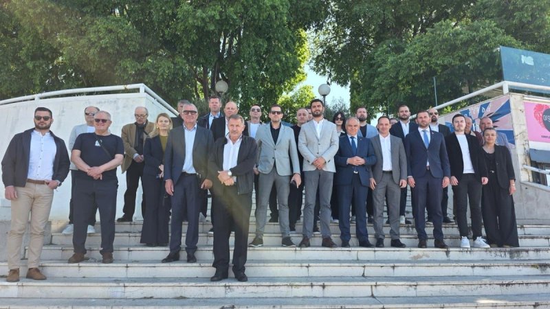 FOTO Zapaljene svijeće pred Tuđmanovim spomenikom u Splitu, evo tko mu je sve odao počast