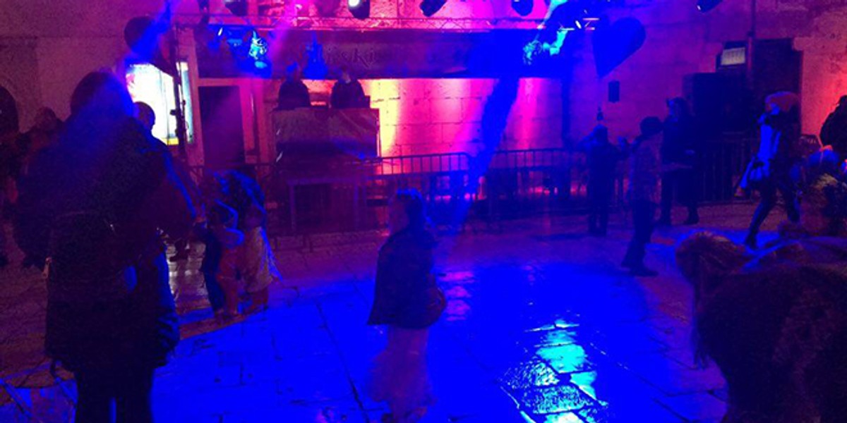 VIDEO Splićani kao Krnju zapalili - dva mobitela, Ivan Pernar i Ava Karabatić zapjevali Zečićev hit 'Ima li nade za nas'