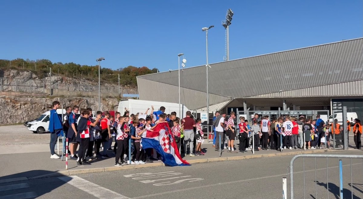 Prvi mladi navijači već stigli na Rujevicu, očekuje ih se preko šest tisuća