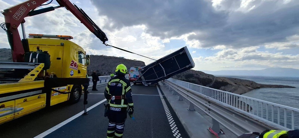 Prevrnuta prikolica na Krčkom mostu