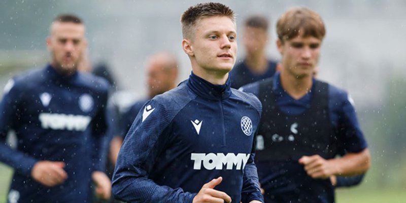 Mladi veznjak potpisao novi ugovor s Hajdukom