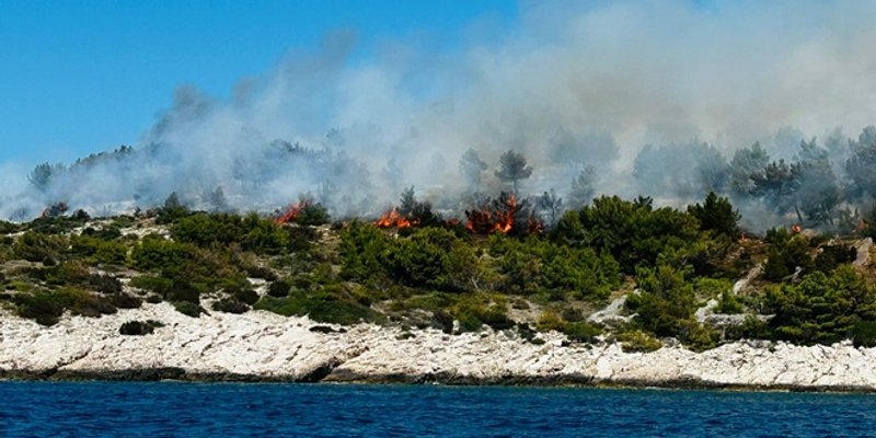 VIDEO: POŽAR U MILNI NA BRAČU Podignut kanader