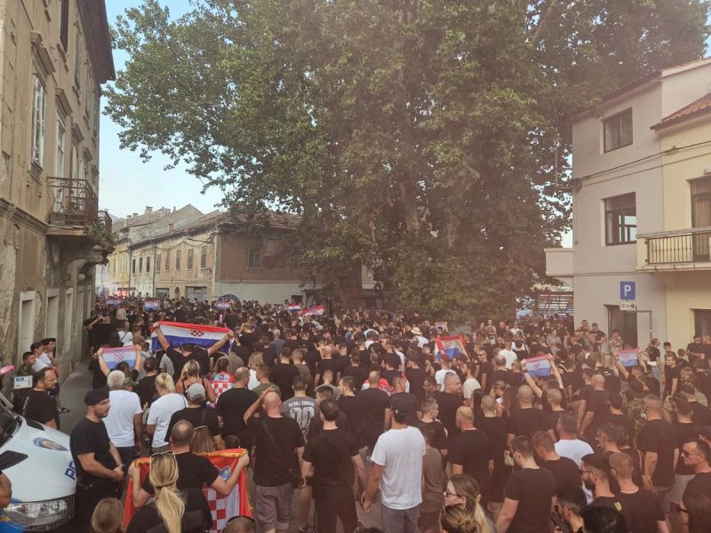 FOTO/VIDEO Mimohod u Kninu: Tisuće odale počast Oluji i hrvatskim braniteljima