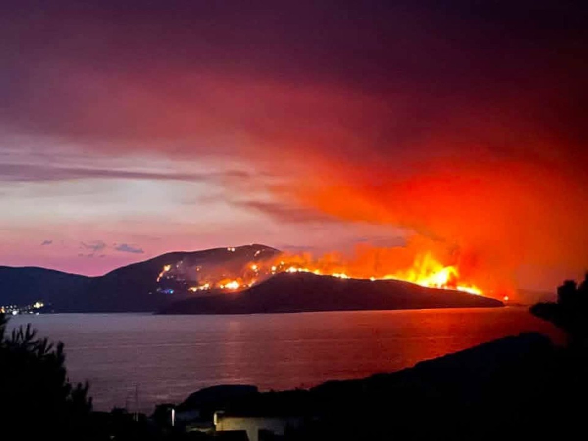 Pogled na golemi požar s Biševa...