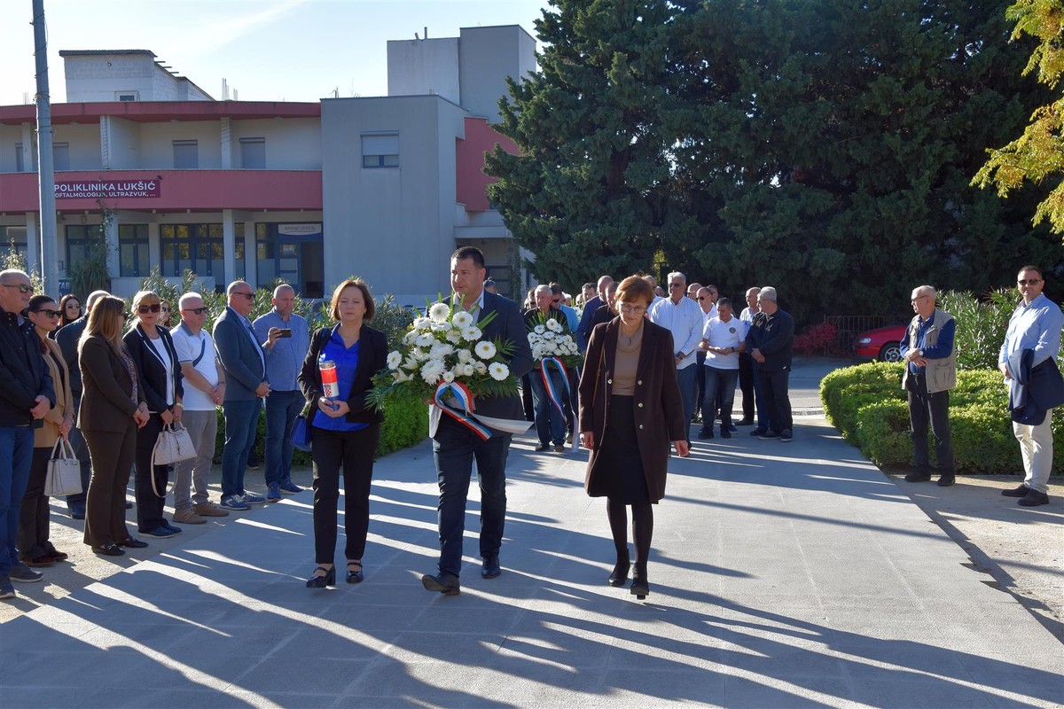 KAŠTELA Polaganje vijenaca uoči blagdana Svih svetih i Dušnog dana