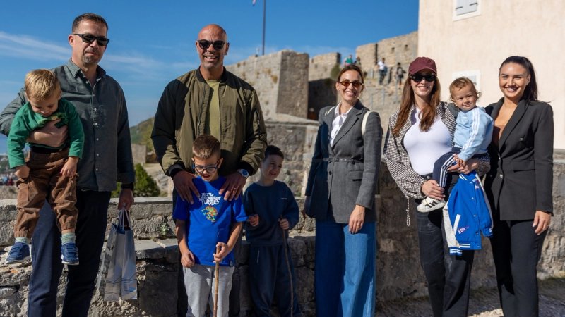 Tvrđava Klis i treću godinu zaredom dočekala 100.000 posjetitelja: Jubilarni broj pripao mladoj obitelji iz Splita