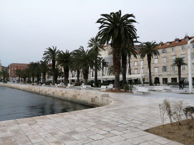 U Dalmaciji pretežno sunčano, u unutrašnjosti moguć poneki pljusak