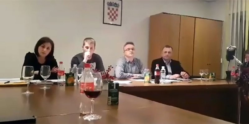 DESNICA ZARATILA U DUGOPOLJU: HSP traži križ u vijećnici, HDZ ne želi za to ni čuti!