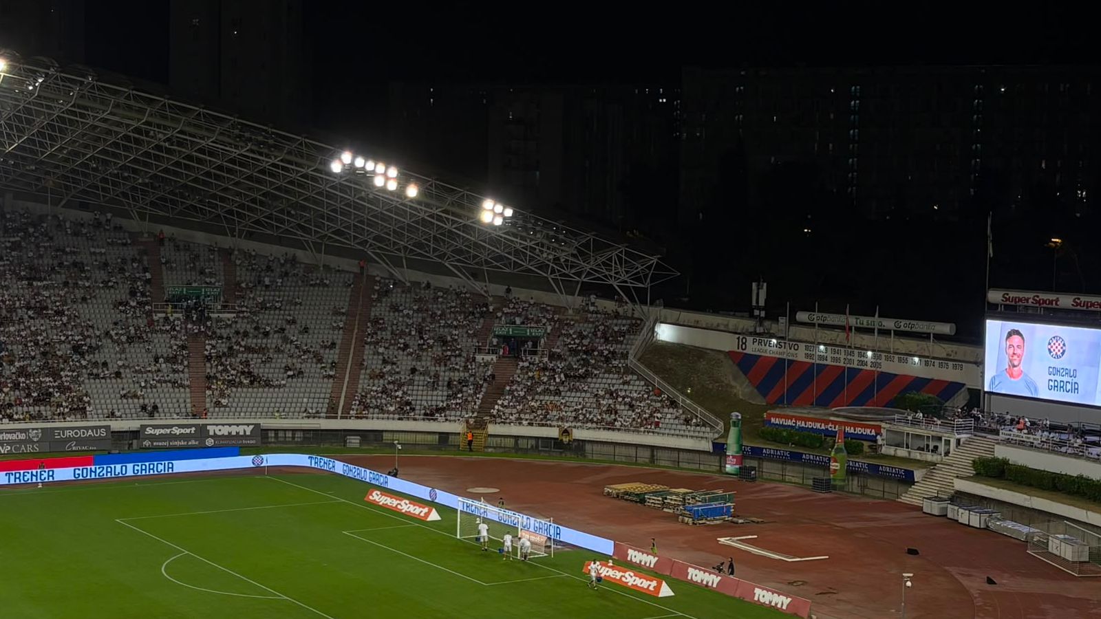 Zvižduci Garciji, ovacije Livaji
